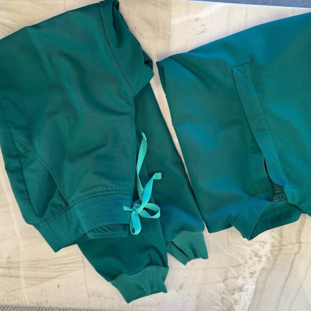 Figs scrub set in Hunter Green